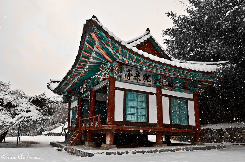 Hanok house in the snowfall