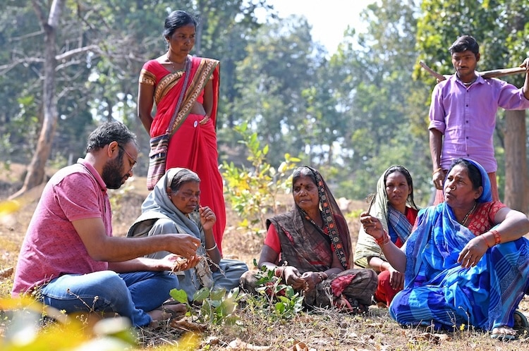 2024 Goldman Prize winner Alok Shukla and community members at Hasdeo Aranya